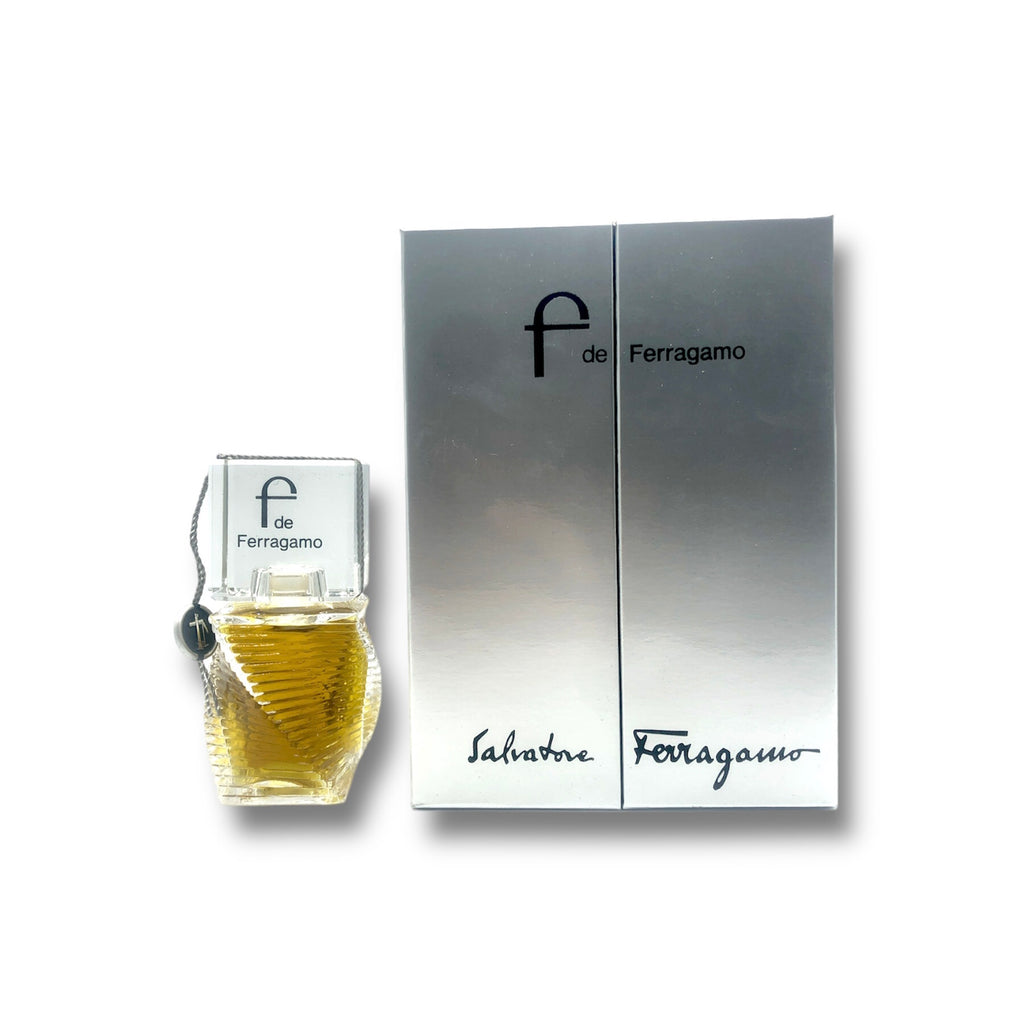 Flakon des Salvatore Ferragamo - F De Ferragamo Parfums. Luxuriöses, elegantes Design in klaren Linien, das für den exklusiven und sinnlichen Duft steht. Ideal für stilbewusste Frauen und Männer, die Wert auf Qualität und Raffinesse legen.